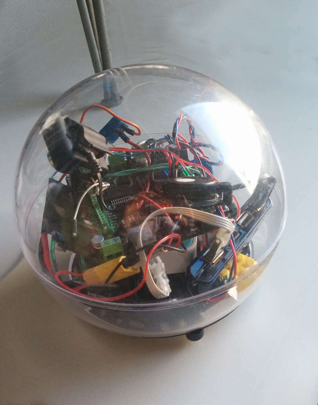 Samosterowny Robocik zbudowany w oparciu o arduino